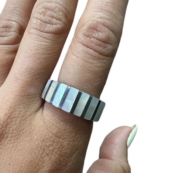 Sterling Silver Ring with Mother of Pearl Inlay Accents Sz 8.5 - Picture 3 of 3